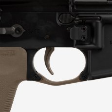 画像4: 【MAGPUL】MOE® Enhanced Trigger Guard, Polymer – AR15/M4 (4)